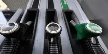 Benzina, nuovo record a 2,12 euro al litro: 2,3 per il gasolio