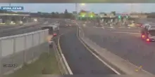 A1, camionista fa inversione al casello a va contromano