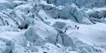 Everest, l'urina degli alpinisti fa sciogliere il ghiaccio. Lo studio