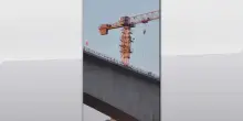 Cina, si incastra col parapendio contro una gru: salvo