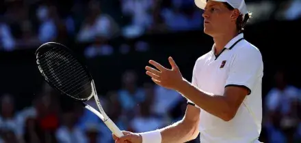 Tennis, Sinner salta Cincinnati per un problema al ginocchio destro