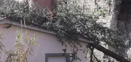 Frana a Formello, crolla palazzina di tre piani: un morto