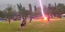 Fulmine cade in un campo di calcio durante partita: un morto