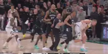 Storie tese tra Jokic, Clark e Reid: accenno di rissa e tre falli tecnici. VIDEO