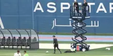 Psg, cosa ci fa Luis Enrique su una piattaforma mobile durante l'allenamento?