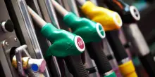 Prezzo benzina e diesel, aumenti record: gasolio sopra i 2 euro