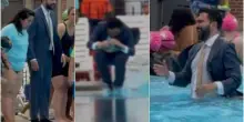Piscine aperte a New York, Mamdani si tuffa in giacca e cravatta VIDEO