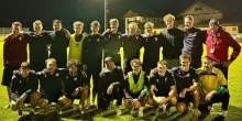 FOTO. Sinner torna in Val Pusteria e fa visita a una squadra di calcio