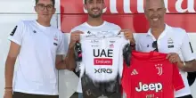 Mattia Perin con i ciclisti della Emirates in vista della Vuelta