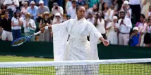 Osaka stupisce ancora, che look a Wimbledon: entra in campo in kimono bianco