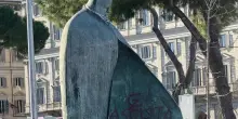 Roma, imbrattata statua di Papa Wojtyla. Meloni: “Atto indegno'
