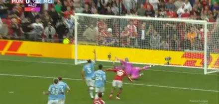 Donnarumma, la parata nel derby Man City-Manchester United