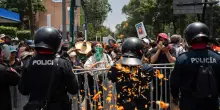 Mondiali 2026, scontri tra manifestanti e polizia fuori dall'Azteca
