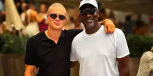 Erling Haaland posa per una foto con Michael Jordan