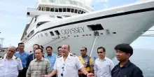 Bloccati su una nave da crociera in Cambogia per costo del carburante