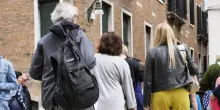 Donna scambiata per borseggiatrice viene picchiata da turisti