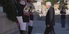 25 aprile, l&rsquo;omaggio di Mattarella all'Altare della Patria. VIDEO