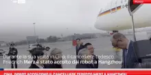 Cina, robot accolgono il cancelliere tedesco Merz a Hangzhou
