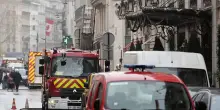 Incendio a Parigi, in fiamme l'Hotel Bristol a due passi dall'Eliseo