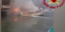 Barca a fuoco in centro a Venezia, una persona ferita. VIDEO