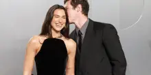 Dua Lipa e Callum Turner, ci&ograve; che sappiamo del matrimonio a Palermo
