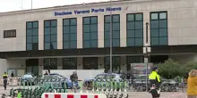 Verona, perde il treno e lo insegue ma scivola e muore investito