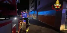 Milano, incendio nell'ascensore esterno di un palazzo: 18 intossicati