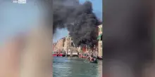Venezia, incendio su barcone nel Canal Grande