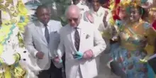 Re Carlo III alle Bahamas balla alla parata per la festa del Junkanoo
