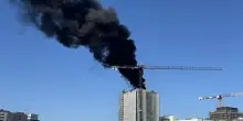 Germania, grattacielo in fiamme a Berlino: vasta colonna di fumo