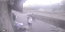 Milano, il video dell'accoltellamento in strada a San Siro