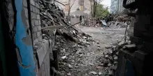 Ucraina, attacco missilistico russo su Kiev: due morti. LIVE