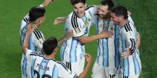 Leo Messi entra nella storia: tripletta all'esordio contro l'Algeria