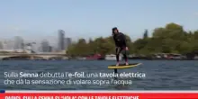 Parigi, sulla Senna si 'vola' con le tavole elettriche