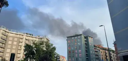 Incendio alla Barona, alta colonna di fumo nero su Milano