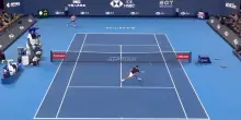 Zverev stupisce a Pechino: che passante contro Djokovic! VIDEO