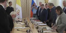 Guerra in Ucraina, monsignor Gallagher: 'Non isolare la Russia per risolvere il conflitto'. Segretario Pd Mantova ferito a Odessa