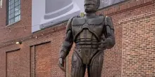 Detroit, inaugurata una statua di Robocop alta oltre 3 metri