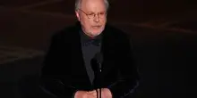 Oscar 2026: Billy Crystal ricorda Rob Reiner durante l&rsquo;In Memoriam