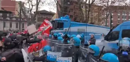 Torino scontri Askatasuna, 11 agenti feriti