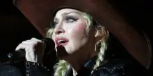 Madonna dorme con peluche simbolo di rinascita dopo terapia intensiva