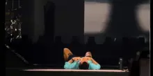 Harry Styles, colpo di calore durante il concerto a Londra. VIDEO