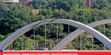 Washington, uomo sale su ponte: traffico bloccato