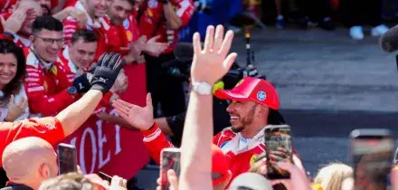 Hamilton, le immagini del primo trionfo in Ferrari. FOTO