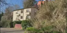 Muro contenimento crolla su palazzina a Formello, un morto