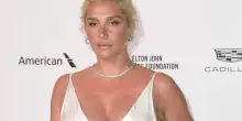 Kesha, una fan le regala la dentiera durante il concerto. VIDEO