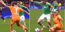 Follia di Flekken: il portiere tenta il dribbling, perde palla e stende Woltemade in area