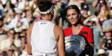 Wimbledon, Kate Middleton premia la campionessa Noskova