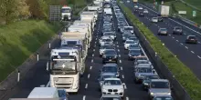 Traffico in autostrada, come affrontare le code: trucchi e consigli