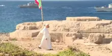 Papa Leone a Lampedusa, il Pontefice sugli scogli